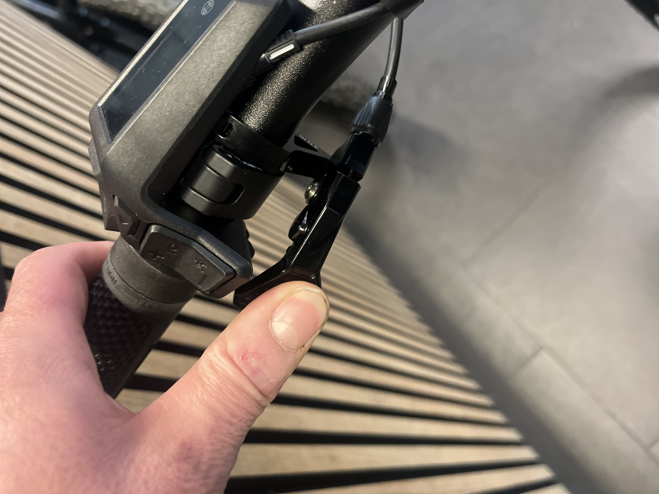 Uporaba krmilne ročice potopne sedežne opore s pritiskom palca.